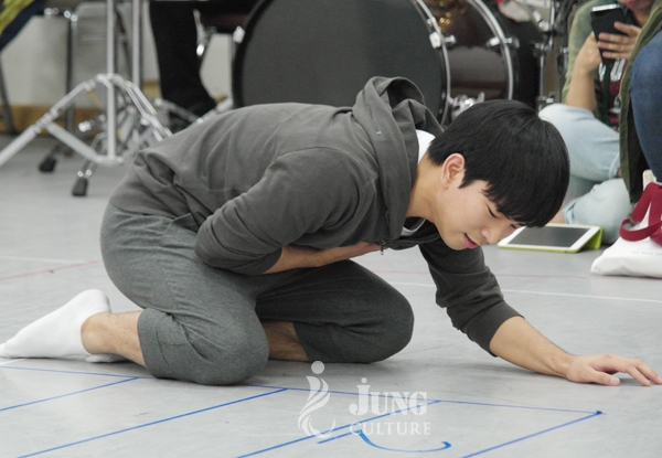 Hodong Feeling the Pain of his injured Phoenix