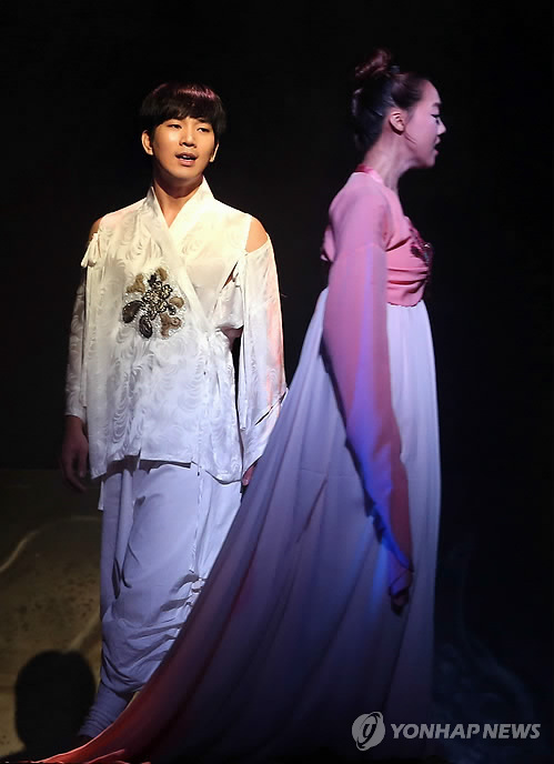 Hodong singing with Yeon