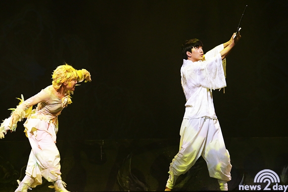 Hodong with sword and phoenix